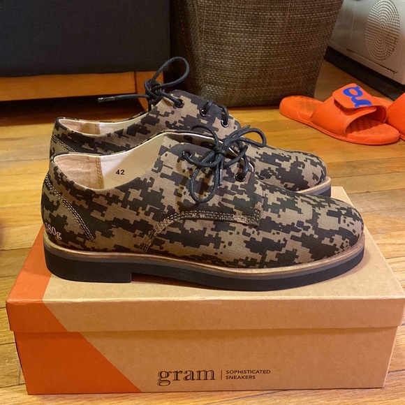 Digital camo men’s derby shoe. Size 9 - Picture 2 of 4